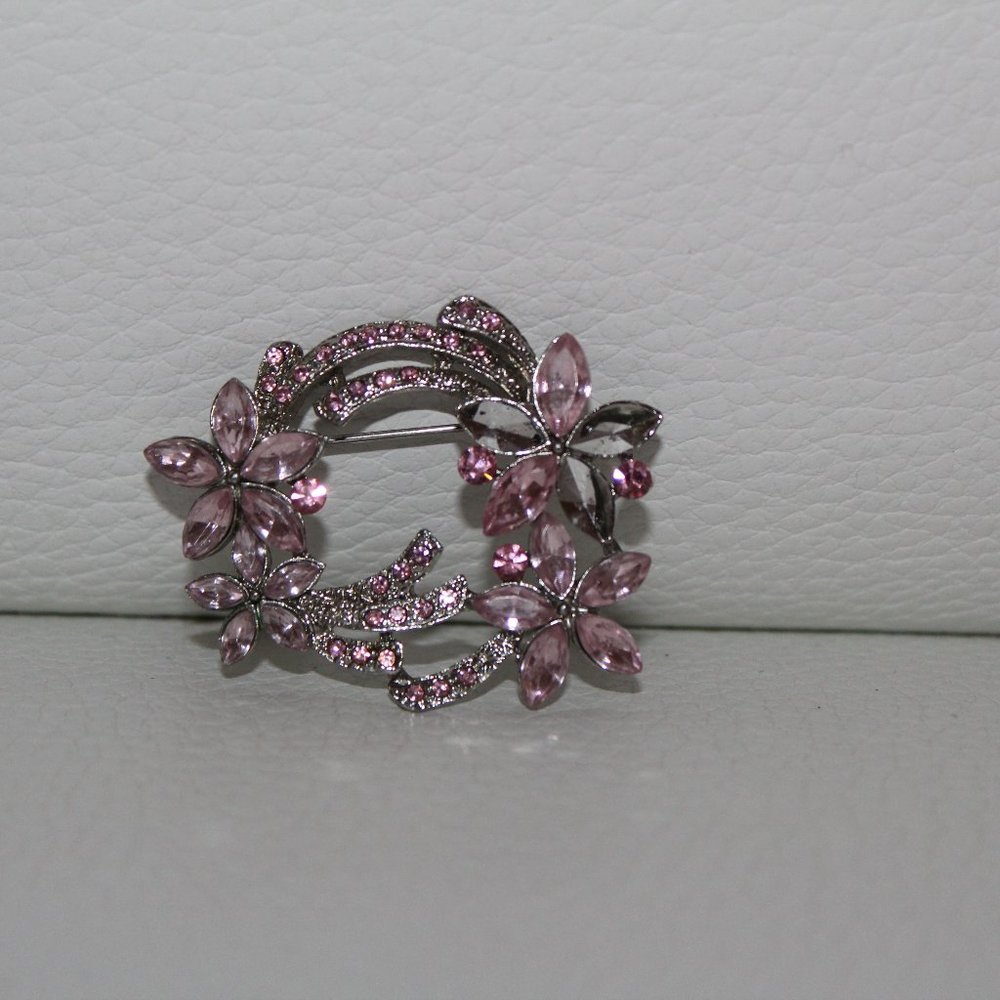 UNIQUE PINK AND CLEAR RHINESTONE SILVER TONE BROOCH PIN FLORAL